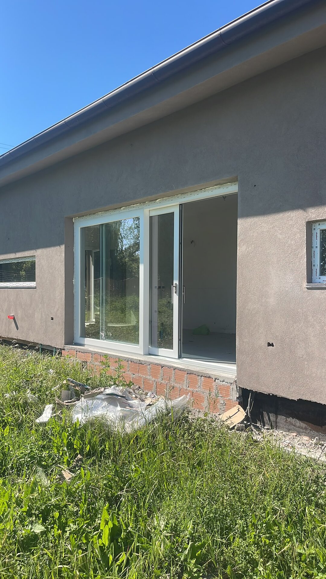 Derë rrëshqitëse PVC e montuar