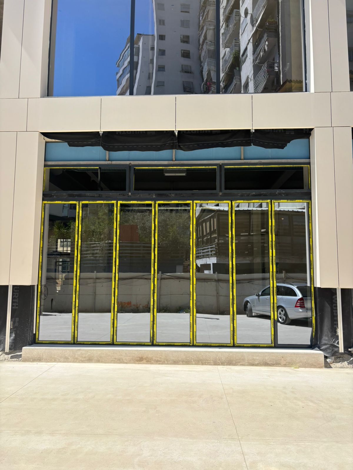 Punim i yni — dyer palosëse vitrine