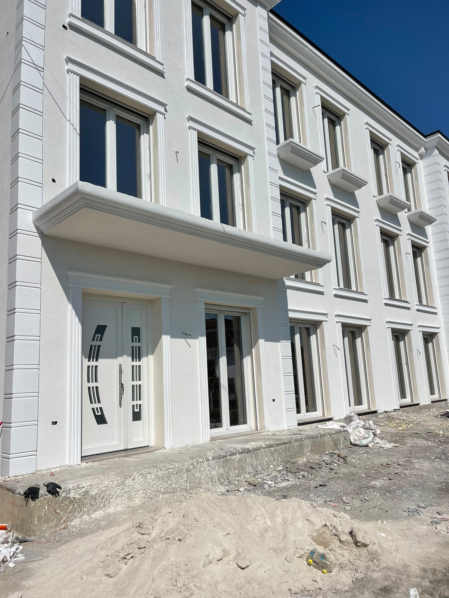 Punim i yni — vilë me dritare PVC